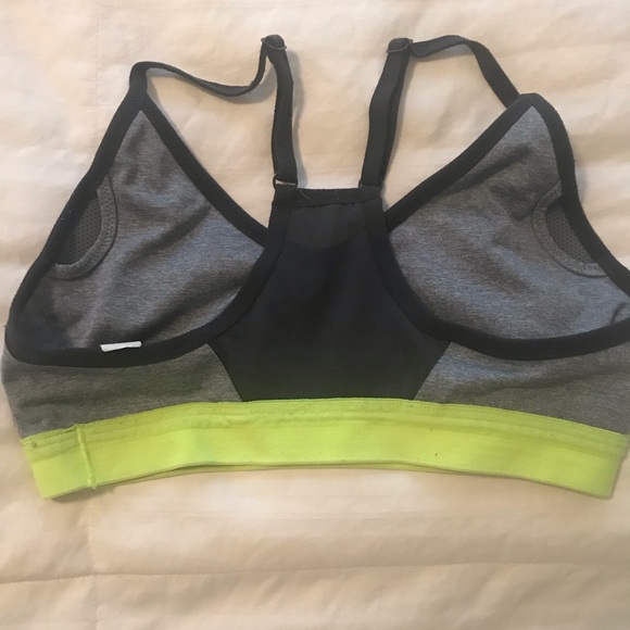 Nike sports bra hardly worn - Picture 2 of 3
